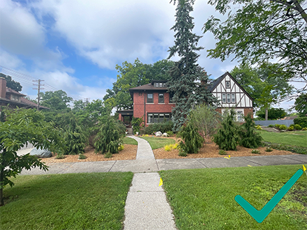 An example of correct vegetation shown by 2903 Seminole in the Indian Village Historic District which shows its wide open lawn that matches the rest of the neighborhood